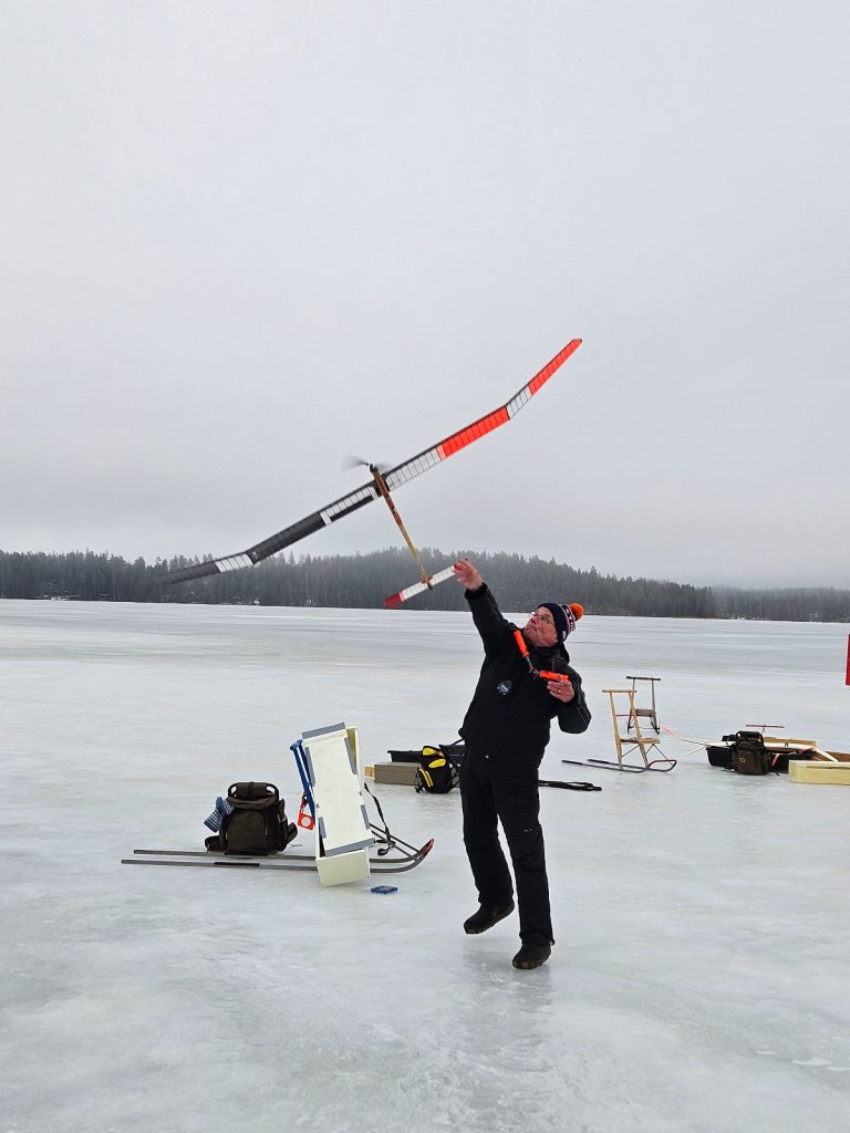 Antti Koskinen lennättää, kuvaava
SP Reponen.
